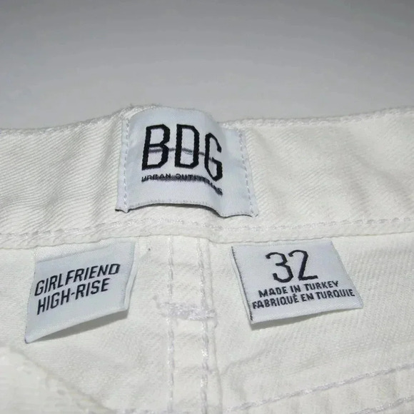 BDG Girlfriend High-Rise Distressed Off-White Raw Hem Shorts Size 32 - Picture 3 of 3